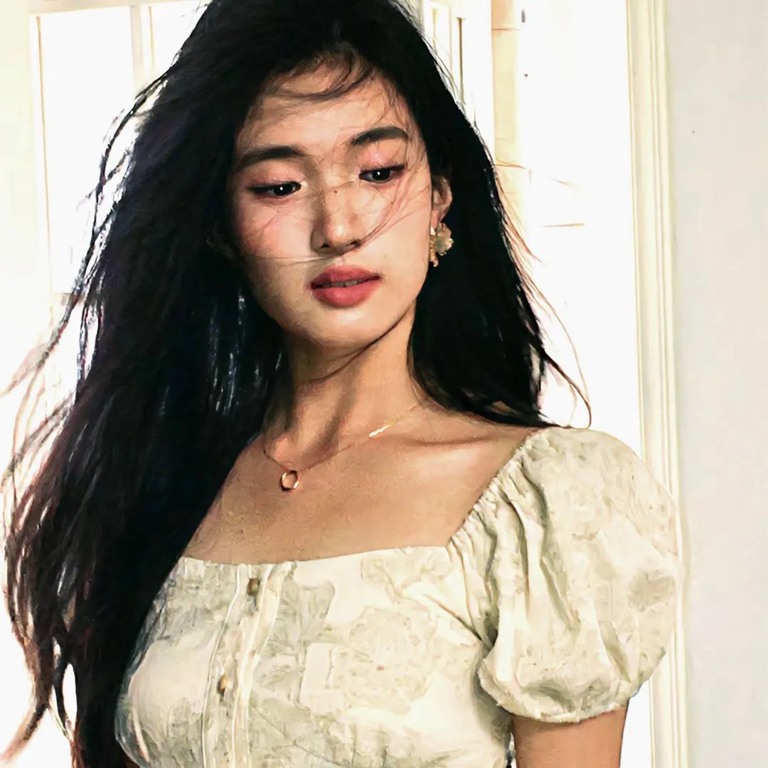随盲柳入眠的女人